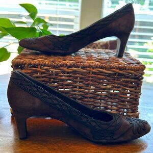 Beautiful brown suede with black piping heel - Women's size 13N